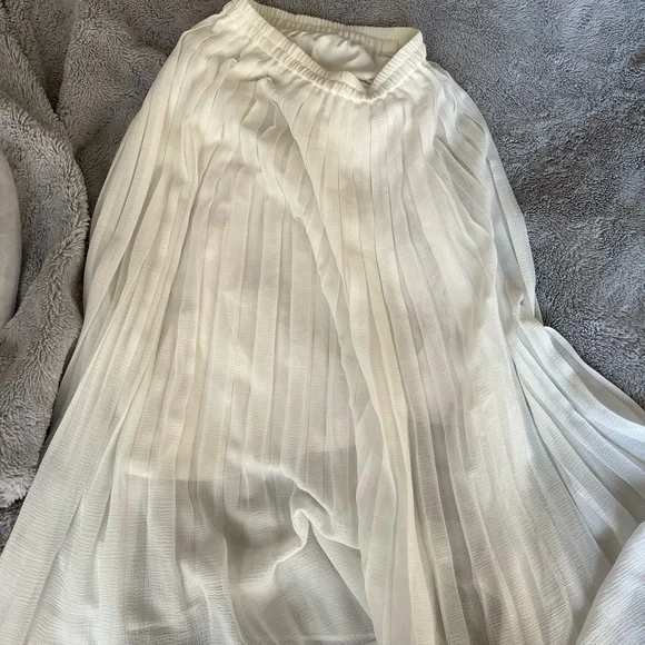 NEW Uniqlo White Skirt - Picture 3 of 11